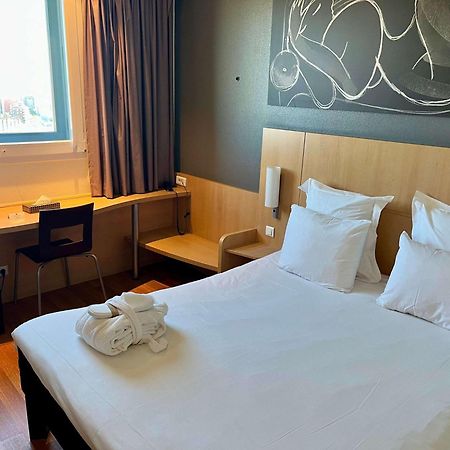 Ibis Barcelona Meridiana Exterior photo
