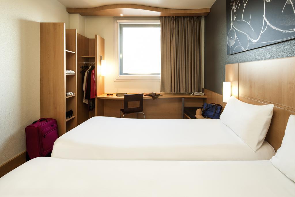 Ibis Barcelona Meridiana Exterior photo