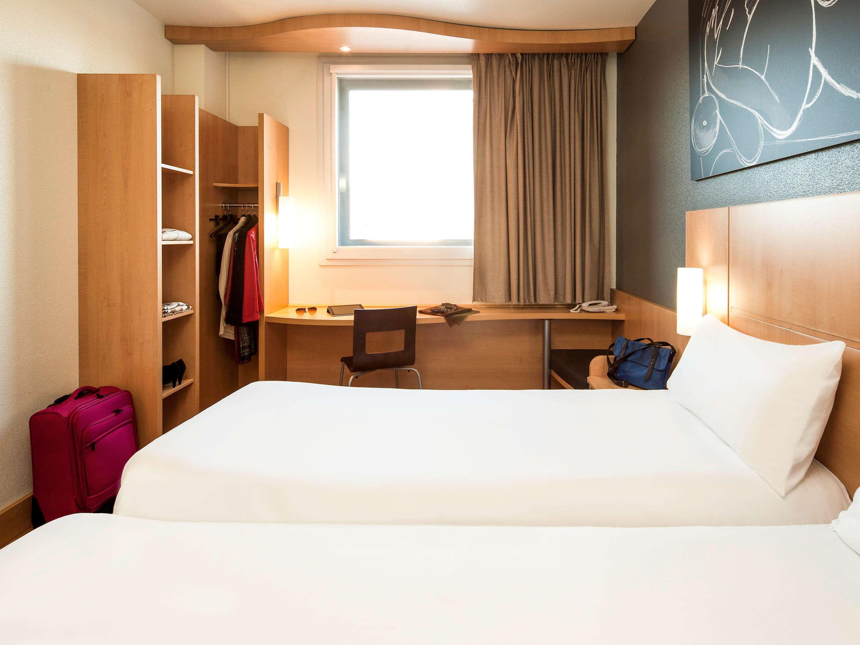 Ibis Barcelona Meridiana Exterior photo
