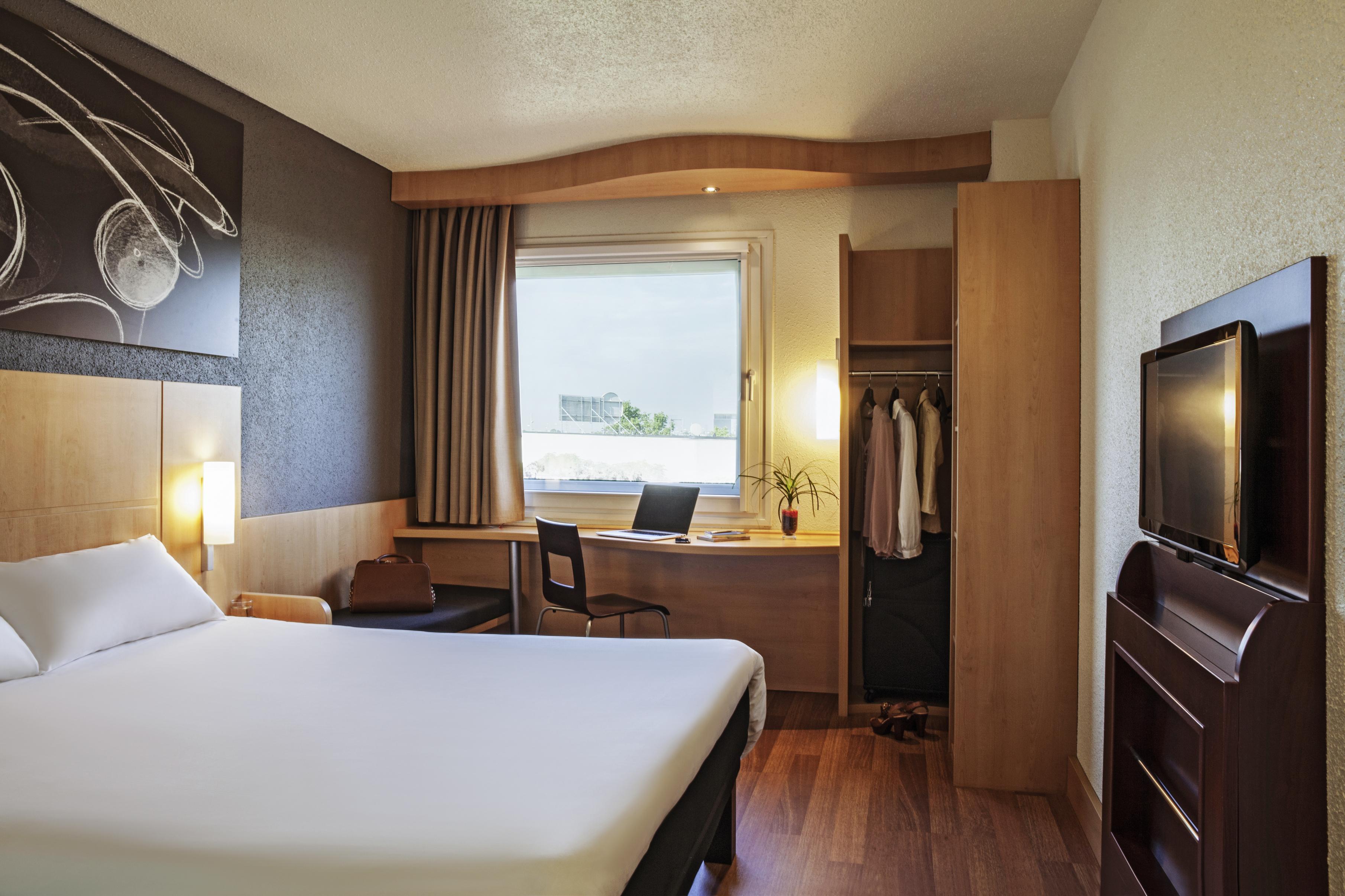 Ibis Barcelona Meridiana Exterior photo
