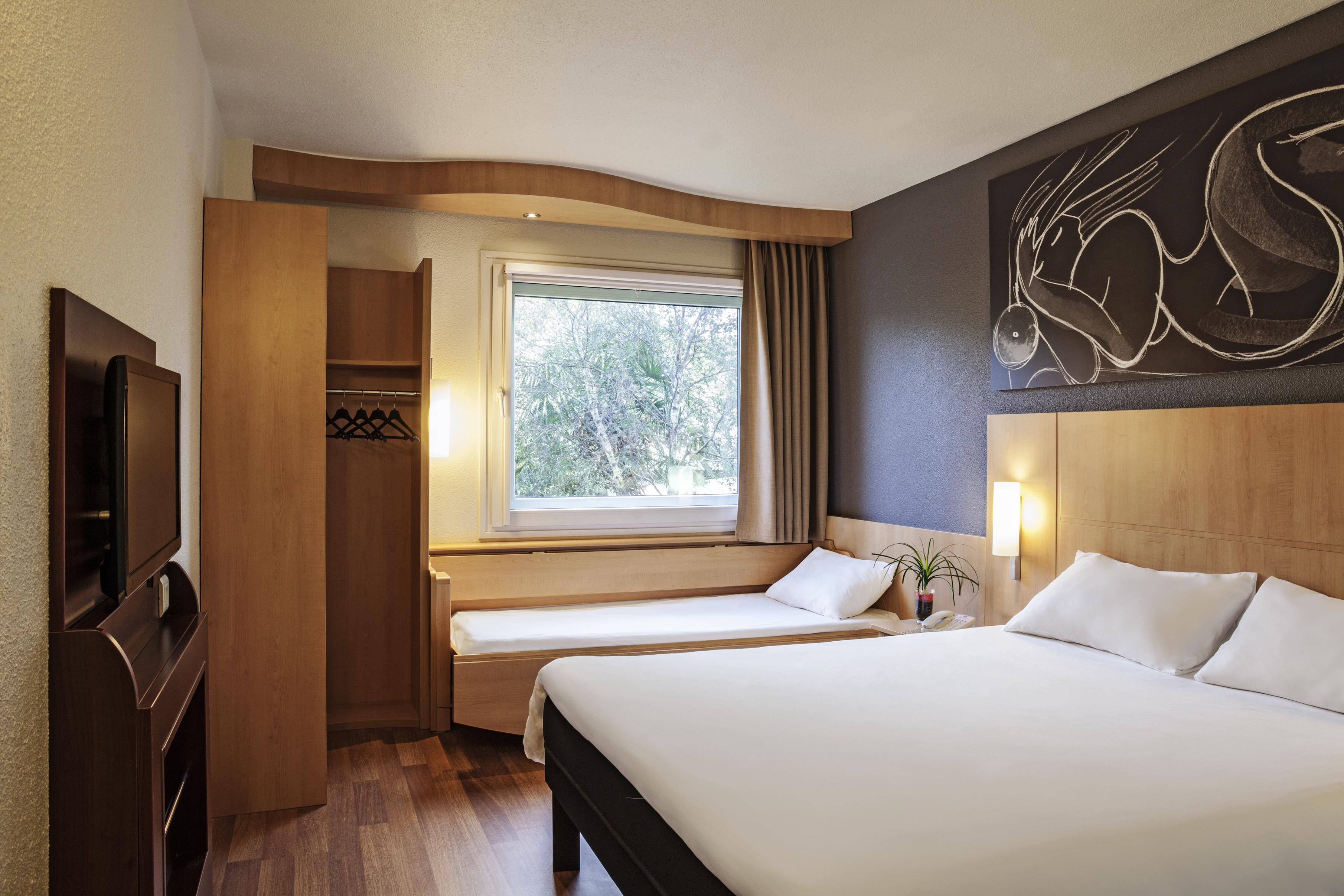 Ibis Barcelona Meridiana Exterior photo