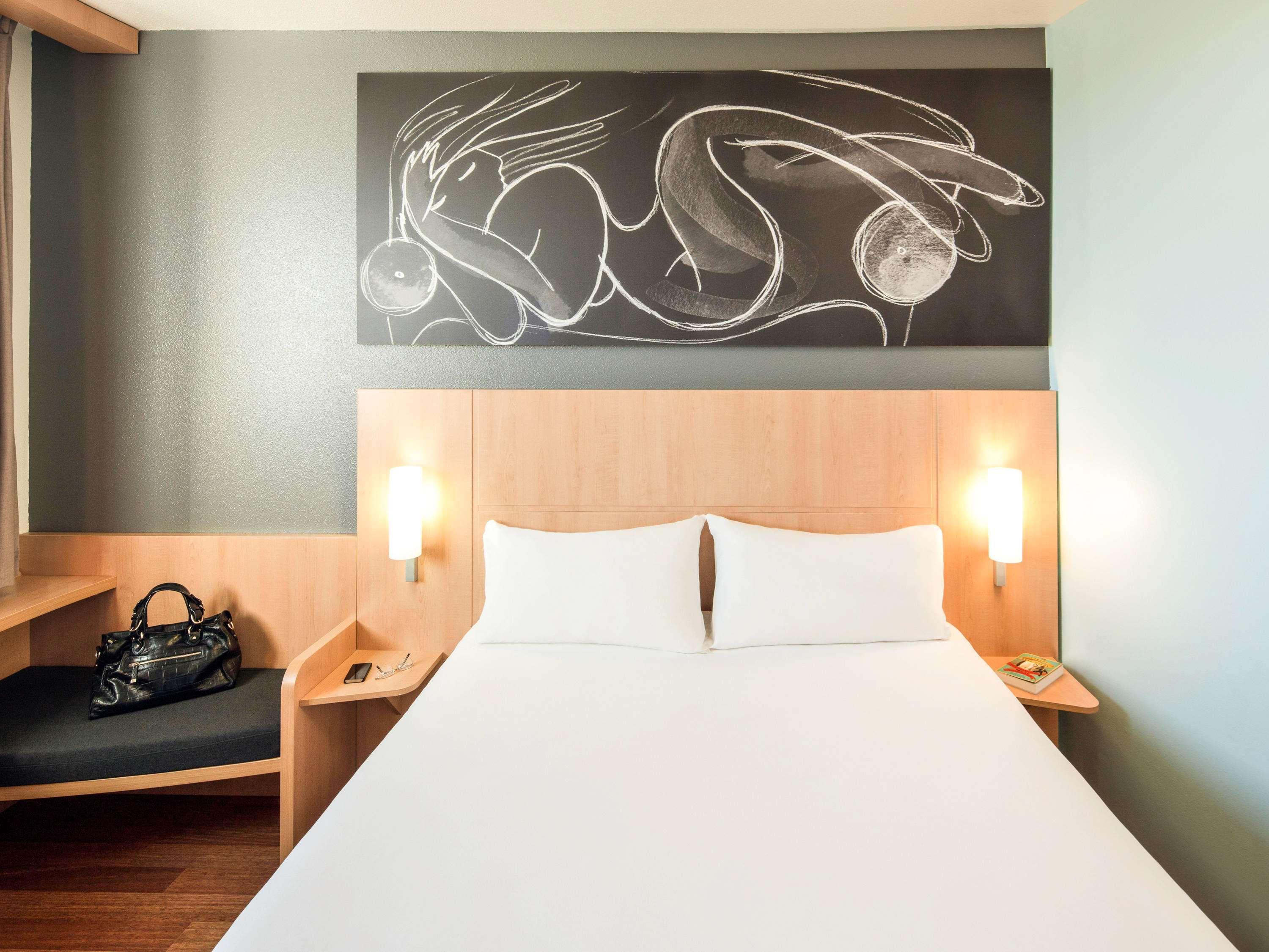 Ibis Barcelona Meridiana Exterior photo