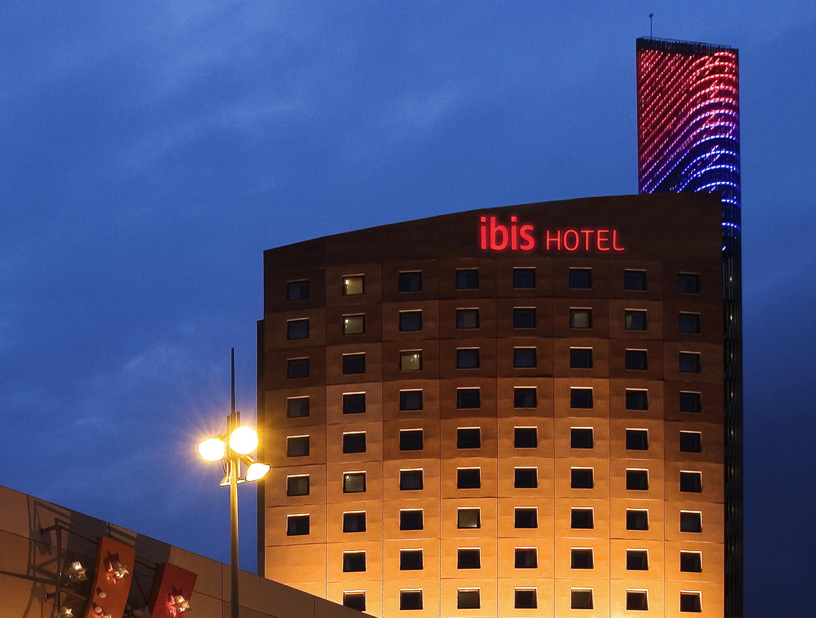 Ibis Barcelona Meridiana Exterior photo