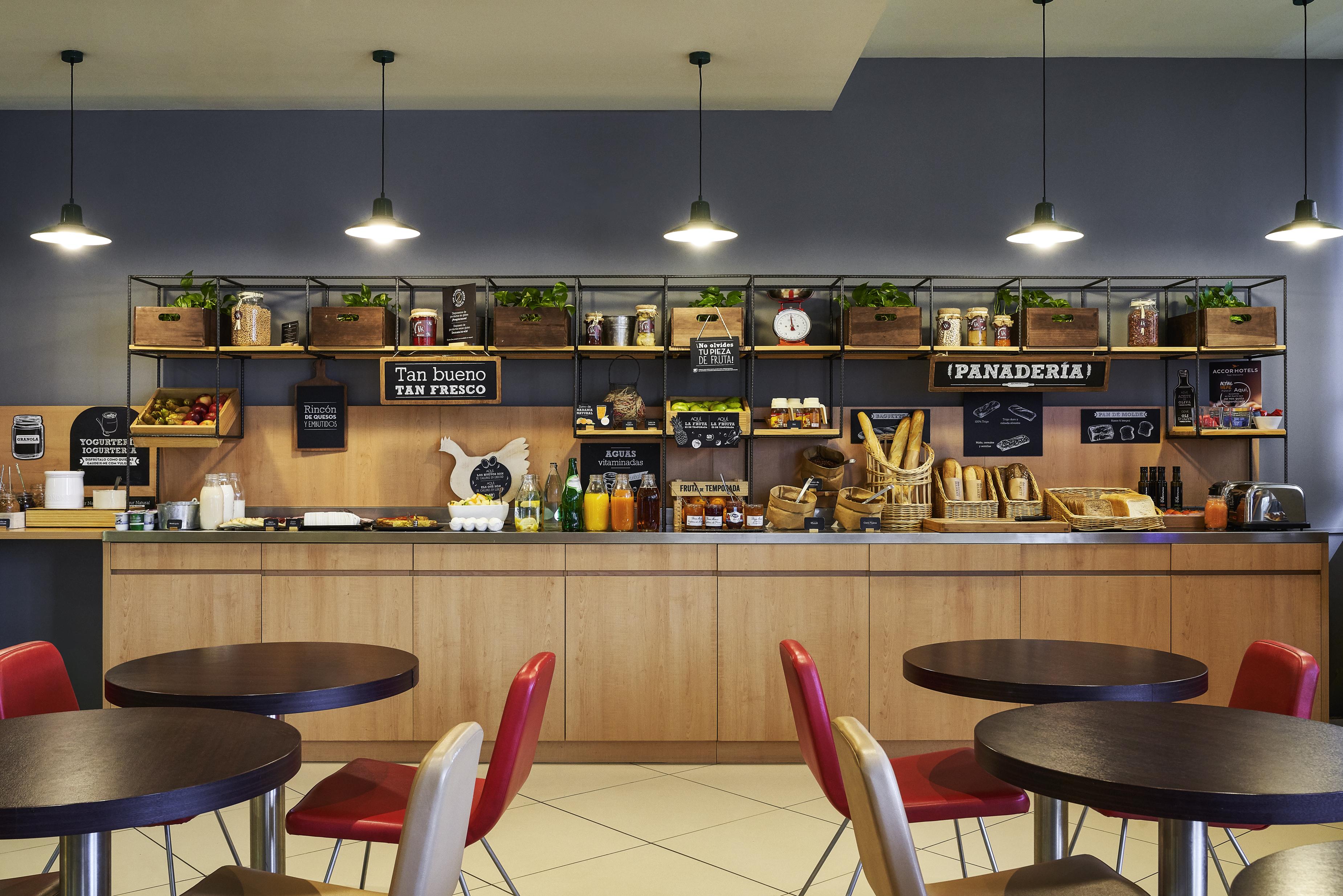 Ibis Barcelona Meridiana Exterior photo