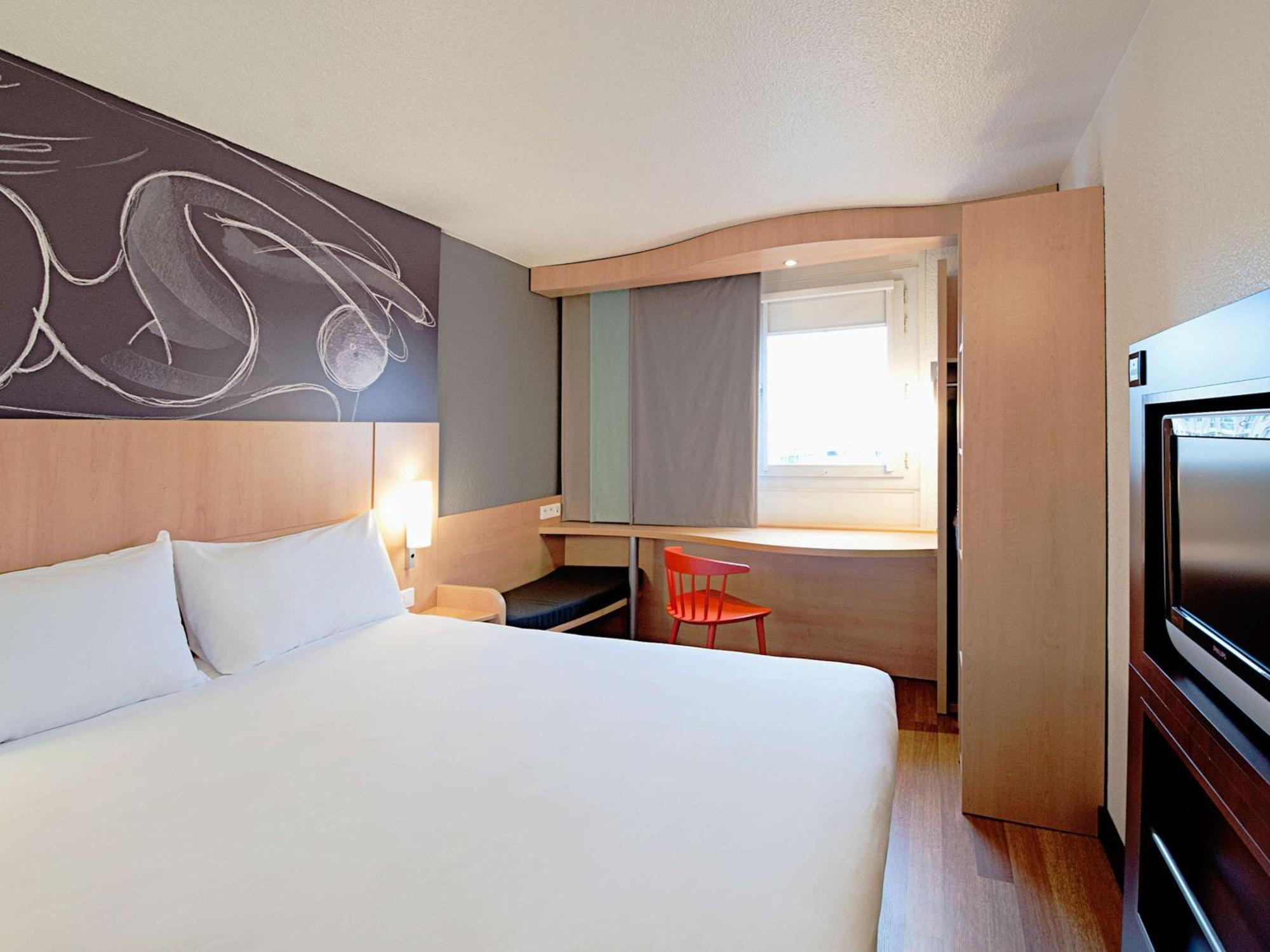 Ibis Barcelona Meridiana Exterior photo