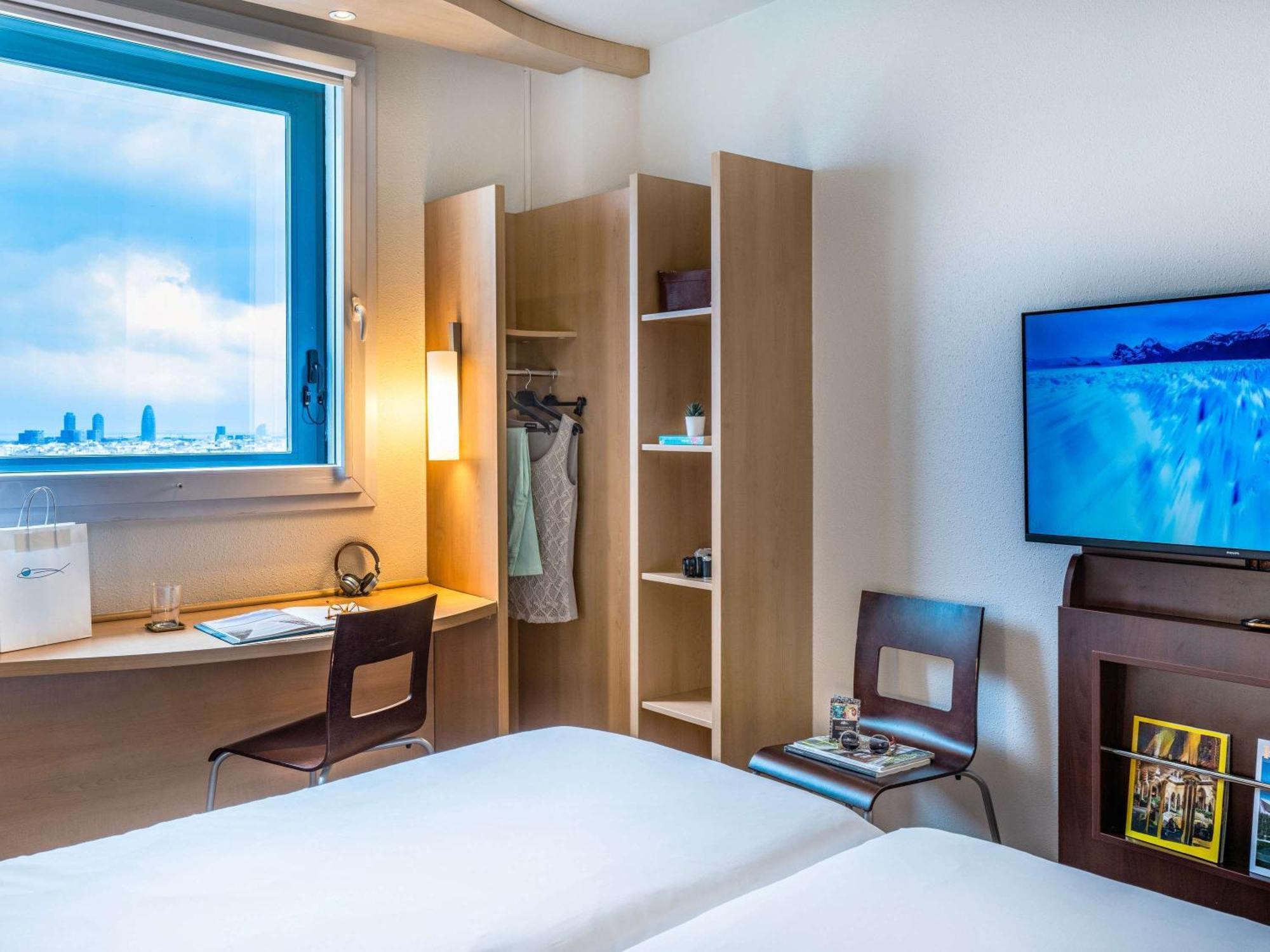 Ibis Barcelona Meridiana Exterior photo