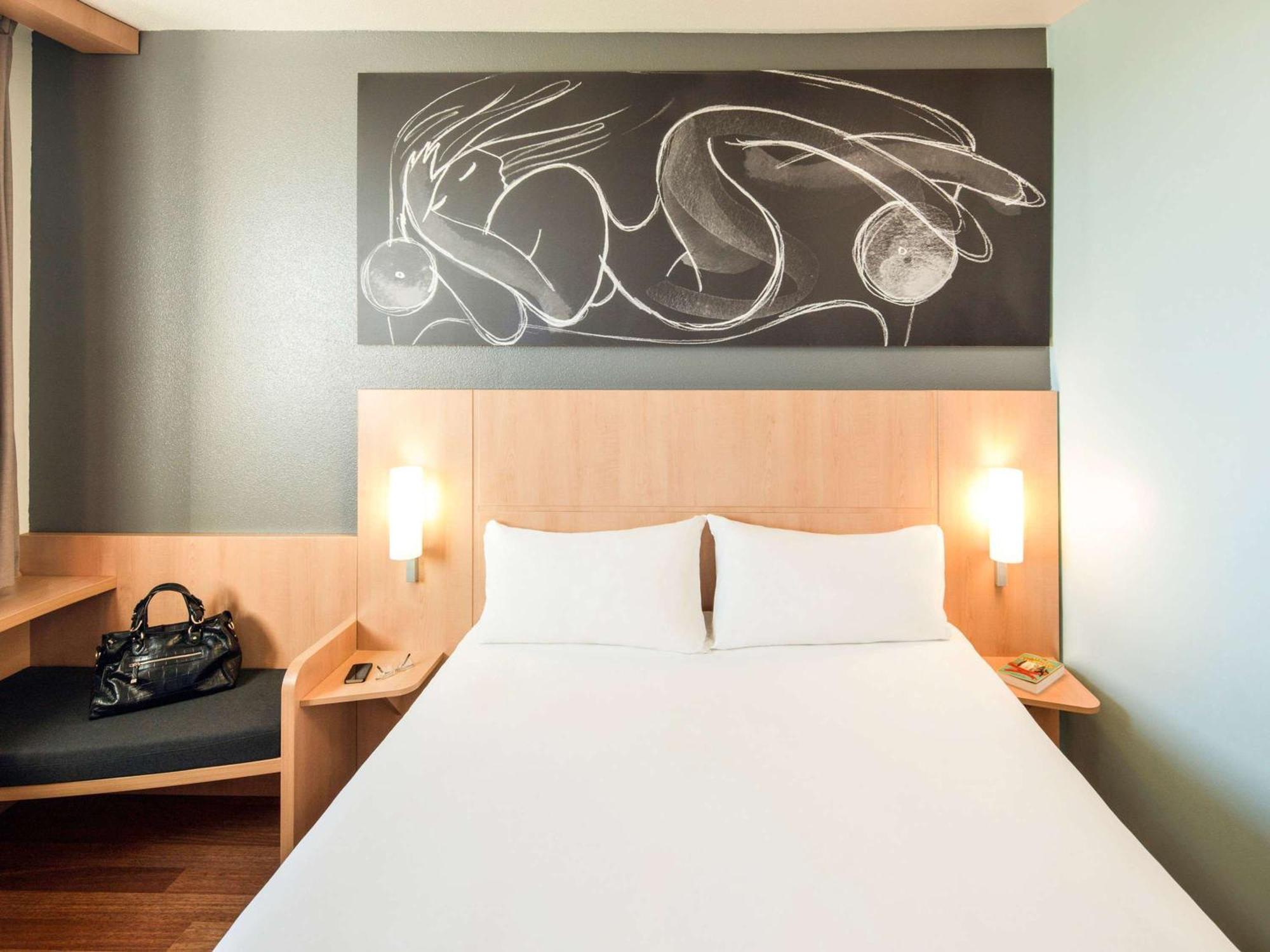 Ibis Barcelona Meridiana Exterior photo