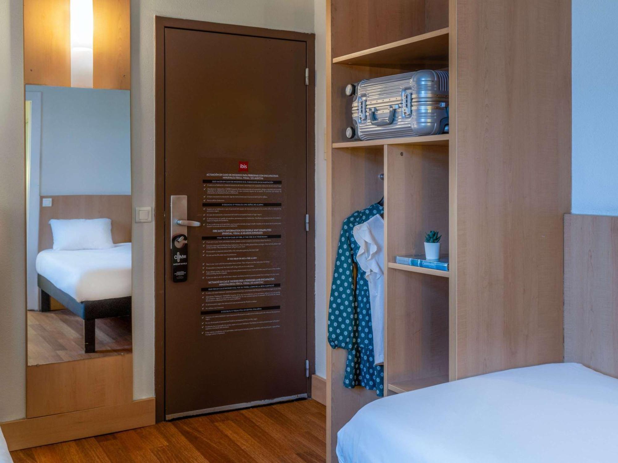 Ibis Barcelona Meridiana Exterior photo