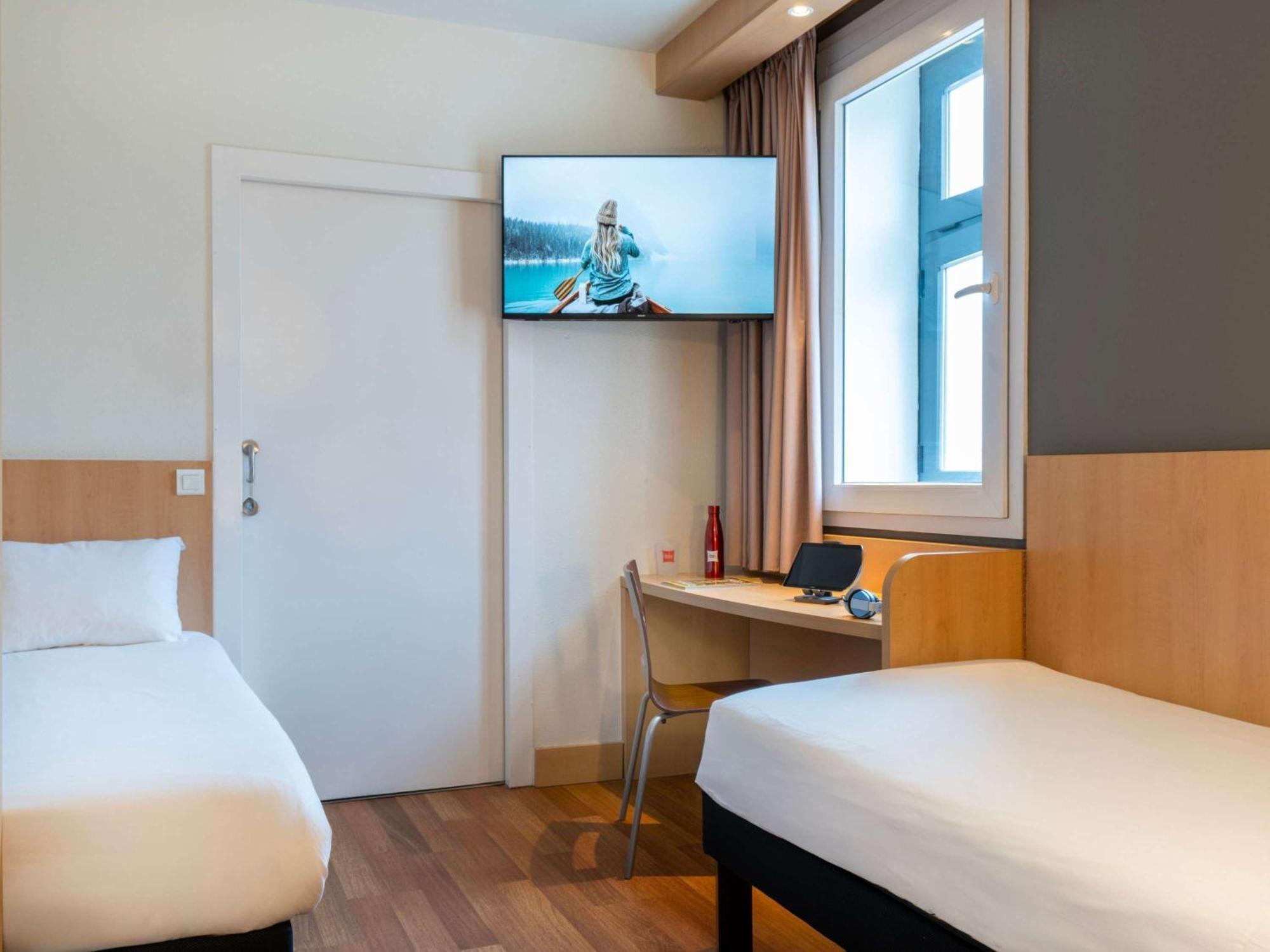 Ibis Barcelona Meridiana Exterior photo