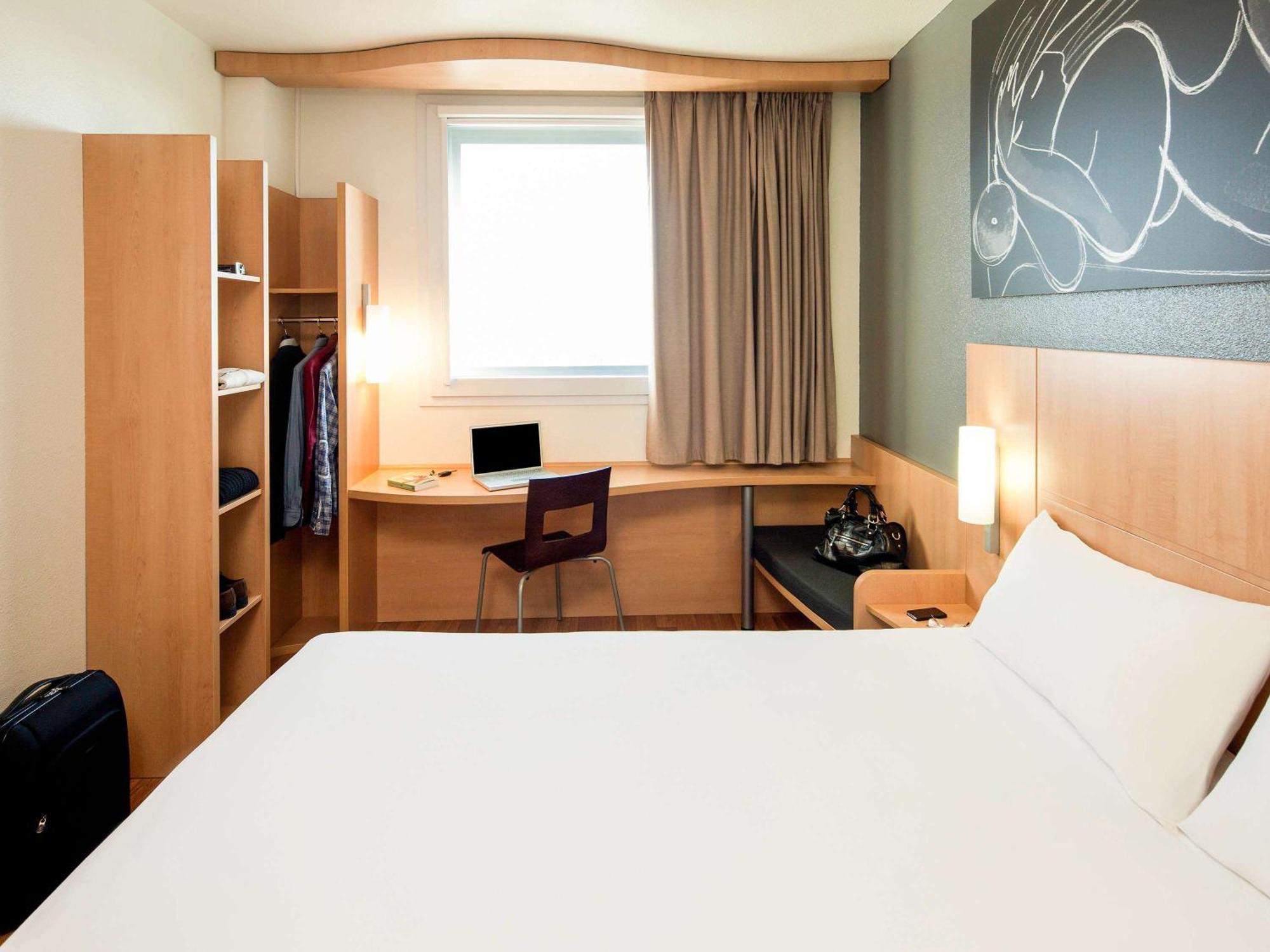 Ibis Barcelona Meridiana Exterior photo