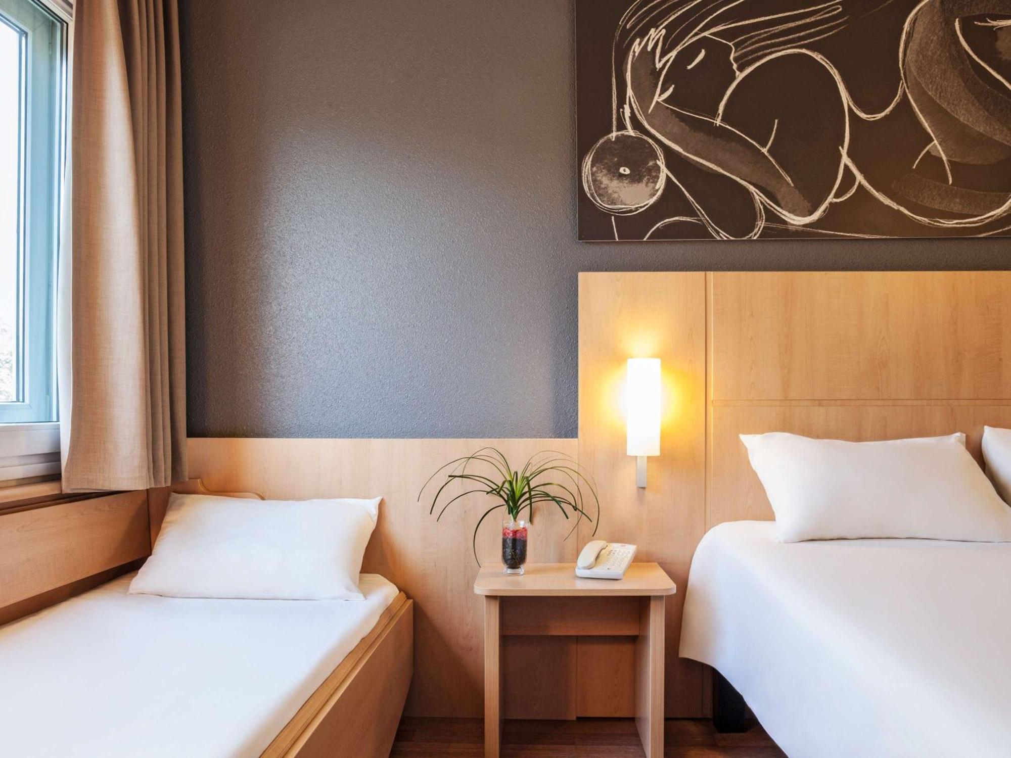 Ibis Barcelona Meridiana Exterior photo