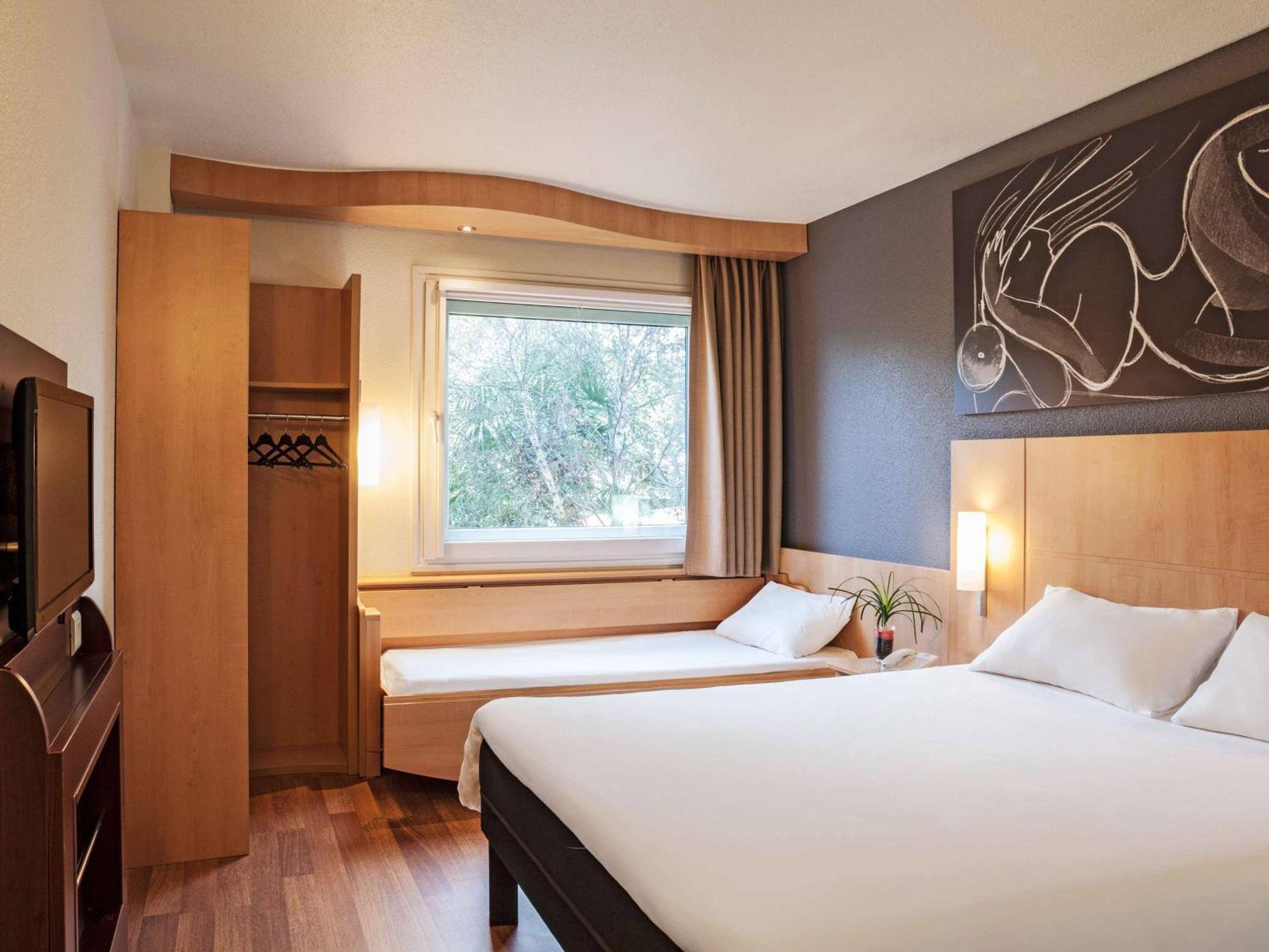 Ibis Barcelona Meridiana Exterior photo