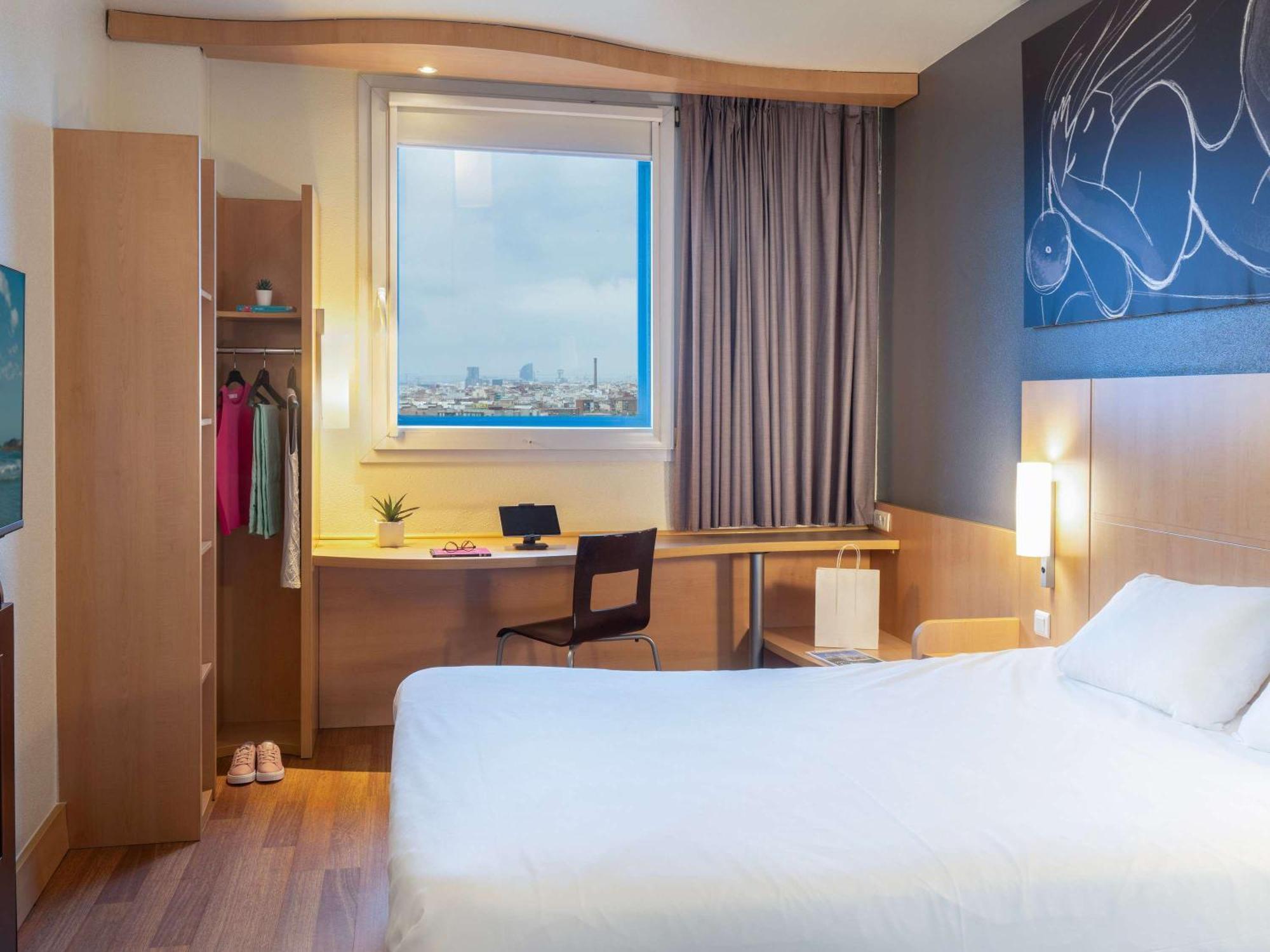 Ibis Barcelona Meridiana Exterior photo