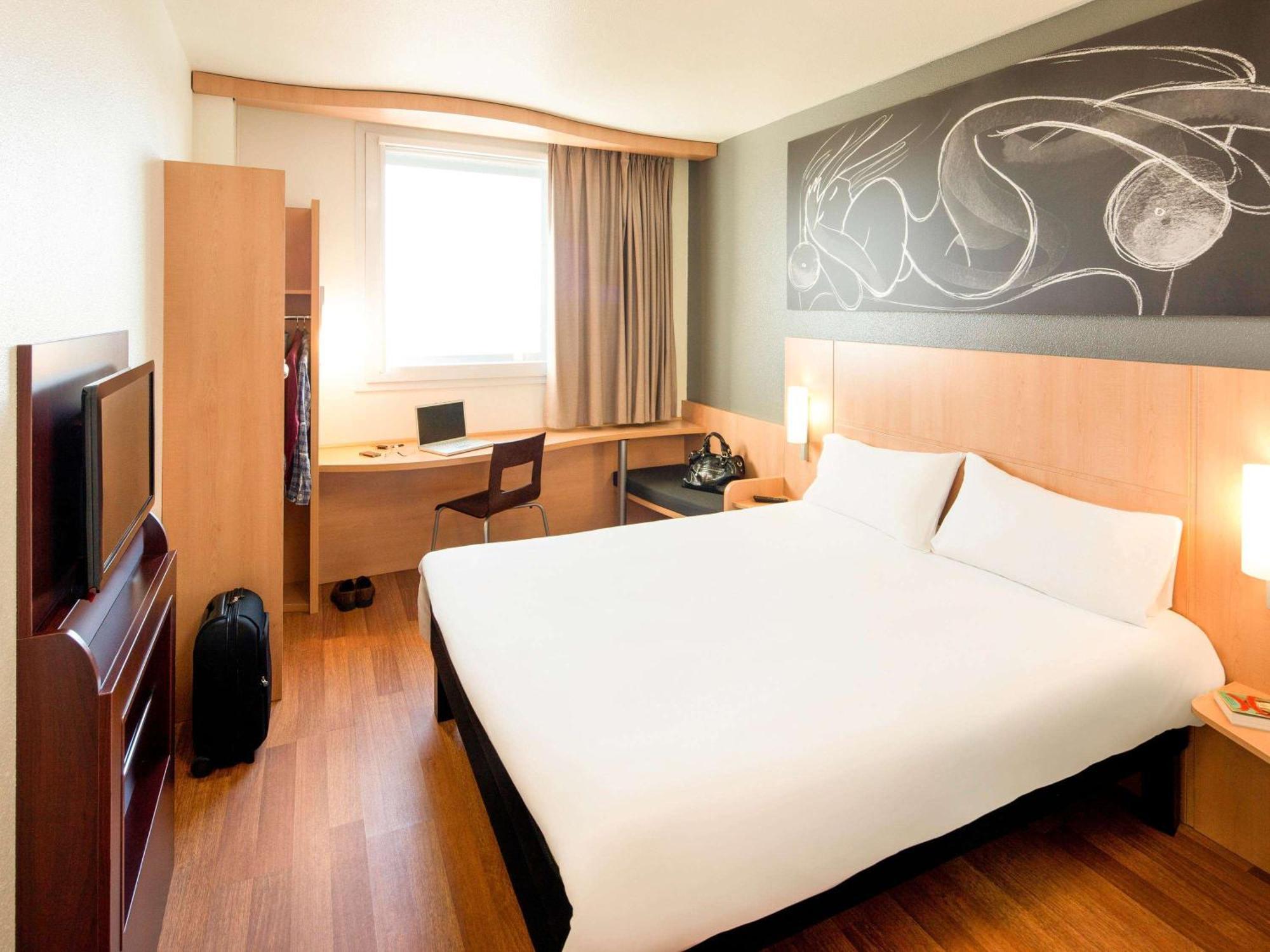 Ibis Barcelona Meridiana Exterior photo
