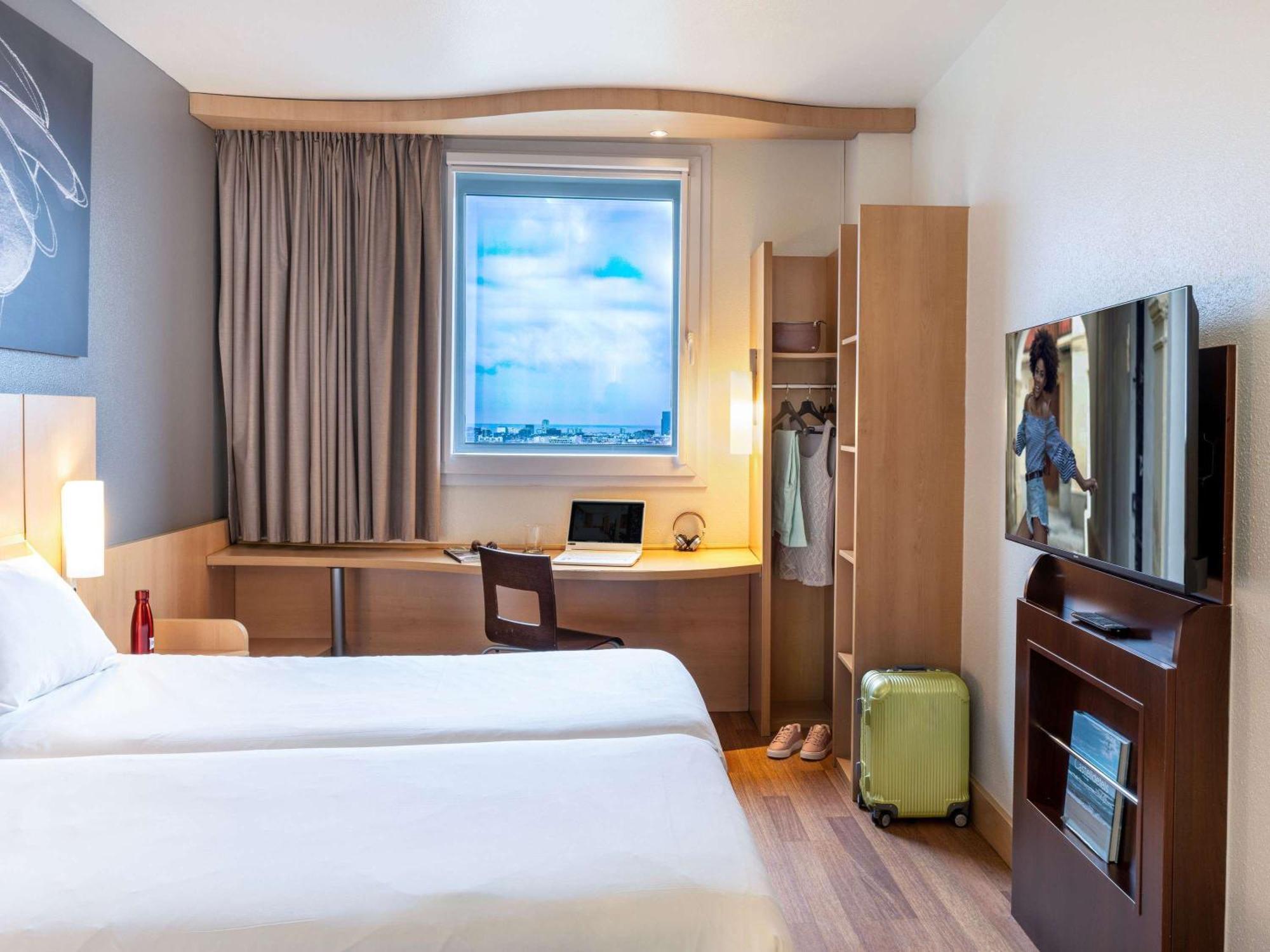 Ibis Barcelona Meridiana Exterior photo