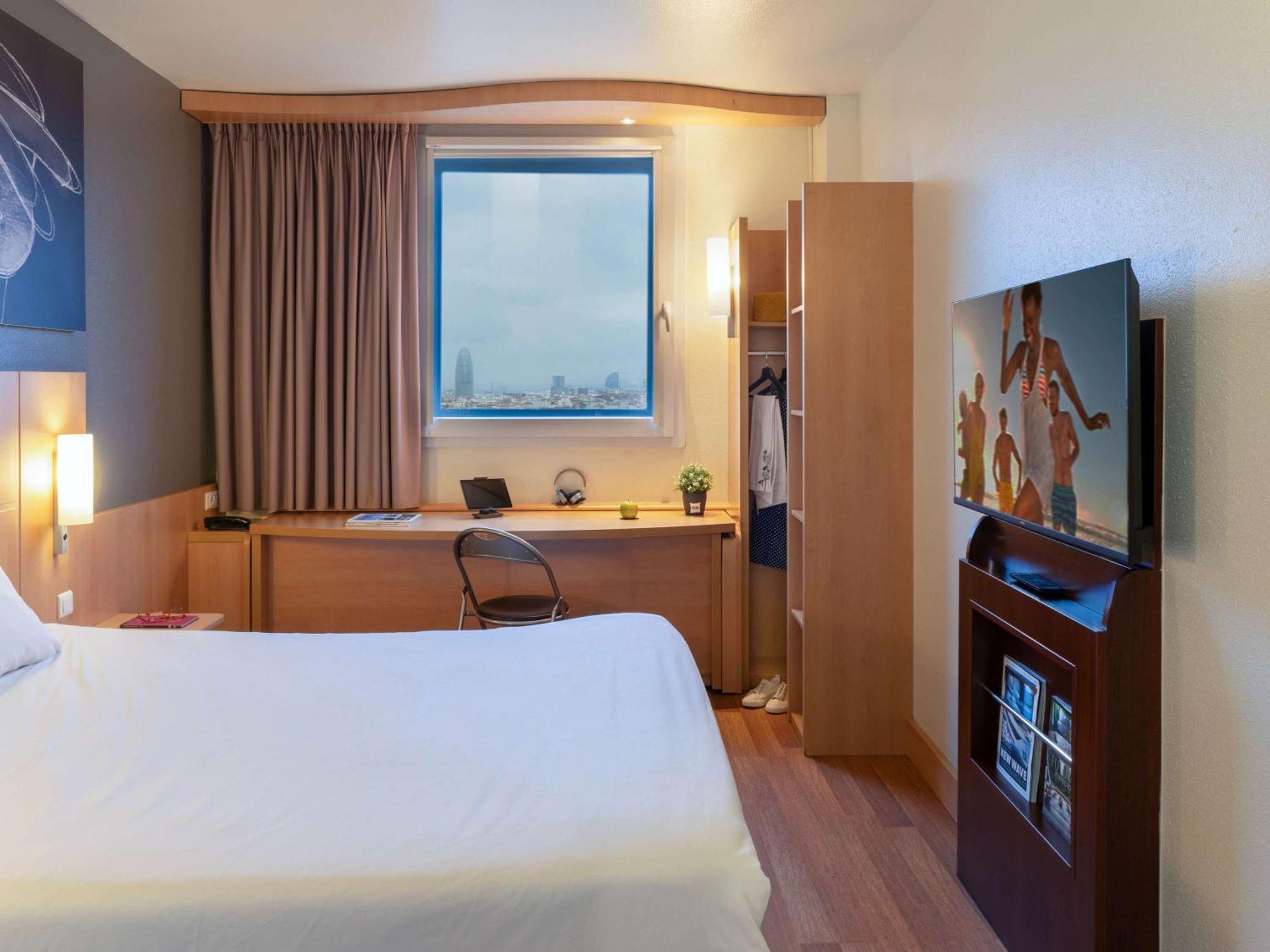 Ibis Barcelona Meridiana Exterior photo
