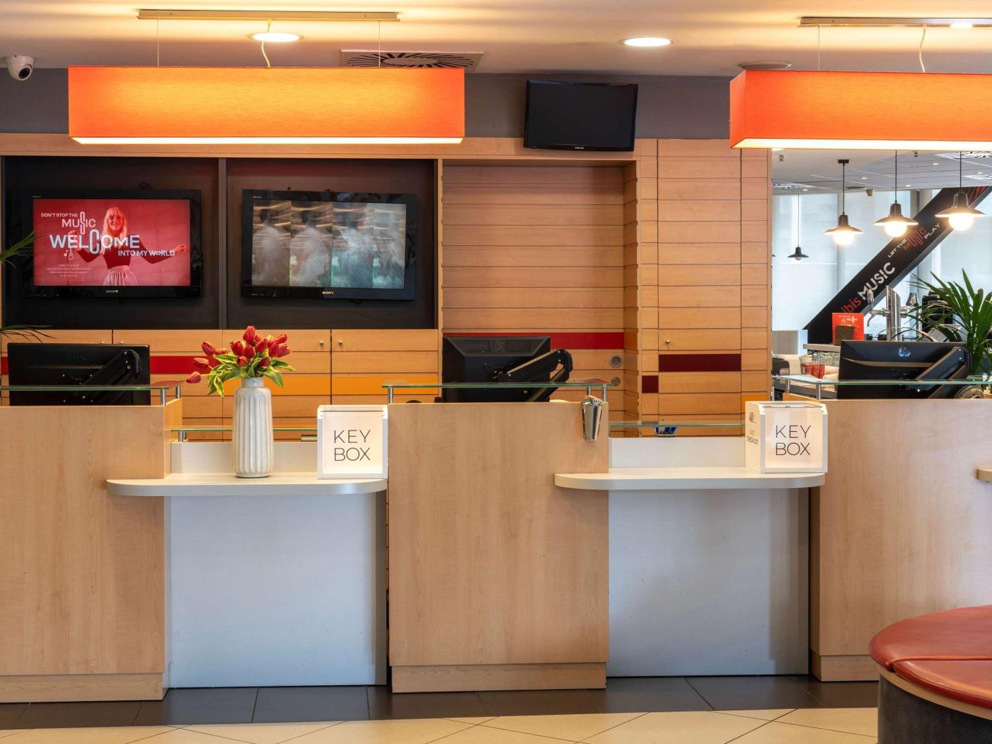 Ibis Barcelona Meridiana Exterior photo