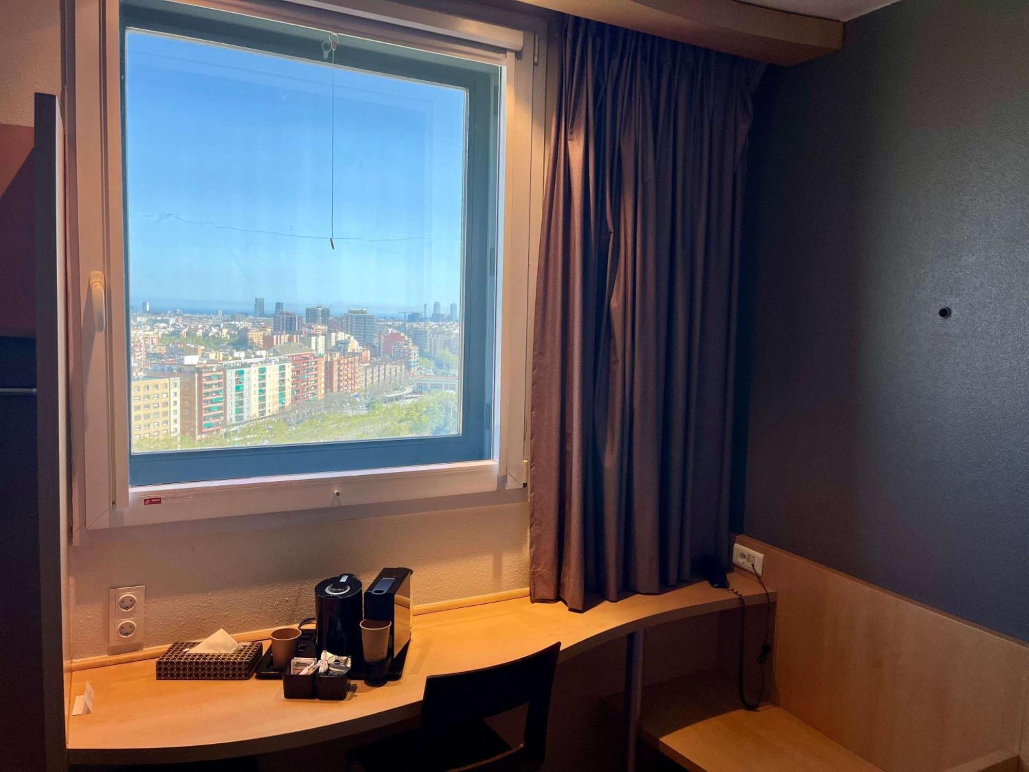 Ibis Barcelona Meridiana Exterior photo