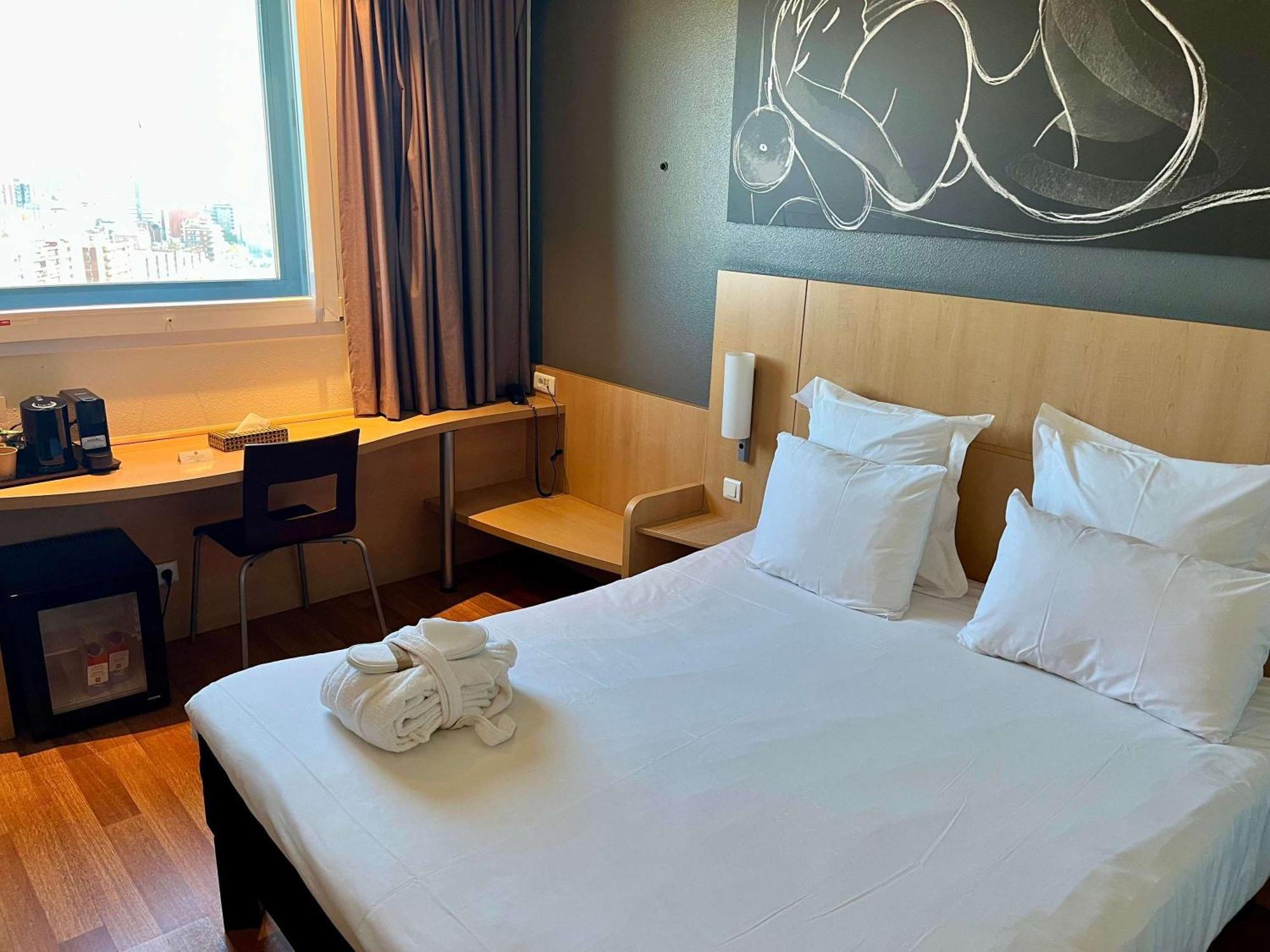 Ibis Barcelona Meridiana Exterior photo