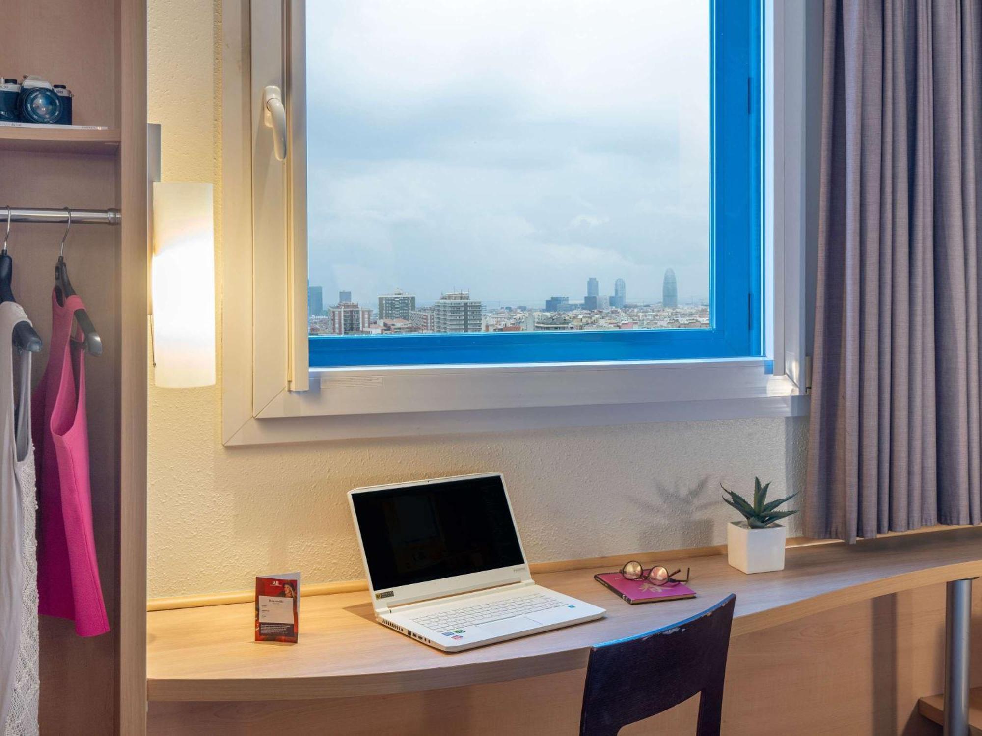 Ibis Barcelona Meridiana Exterior photo