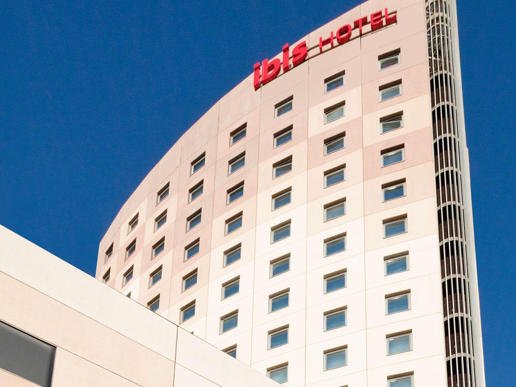 Ibis Barcelona Meridiana Exterior photo