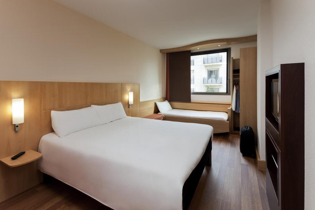 Ibis Barcelona Meridiana Exterior photo