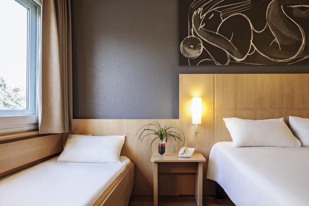Ibis Barcelona Meridiana Exterior photo
