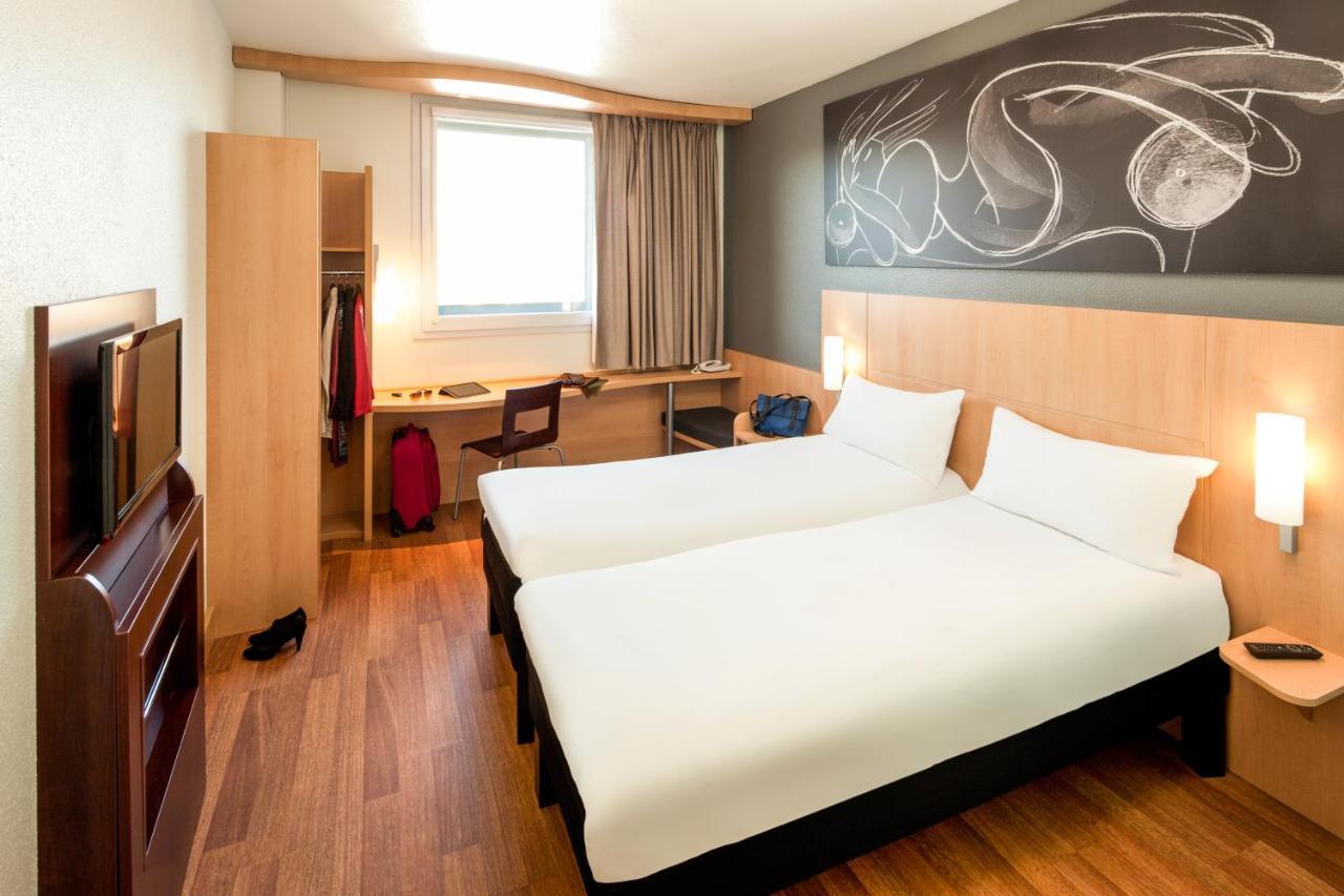Ibis Barcelona Meridiana Exterior photo